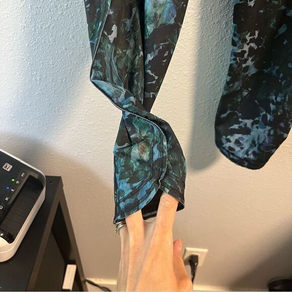 Lululemon Run: Top Speed Crop *Full-On Luxtreme
Floral Backdrop Blue Denim Multi - Picture 7 of 12